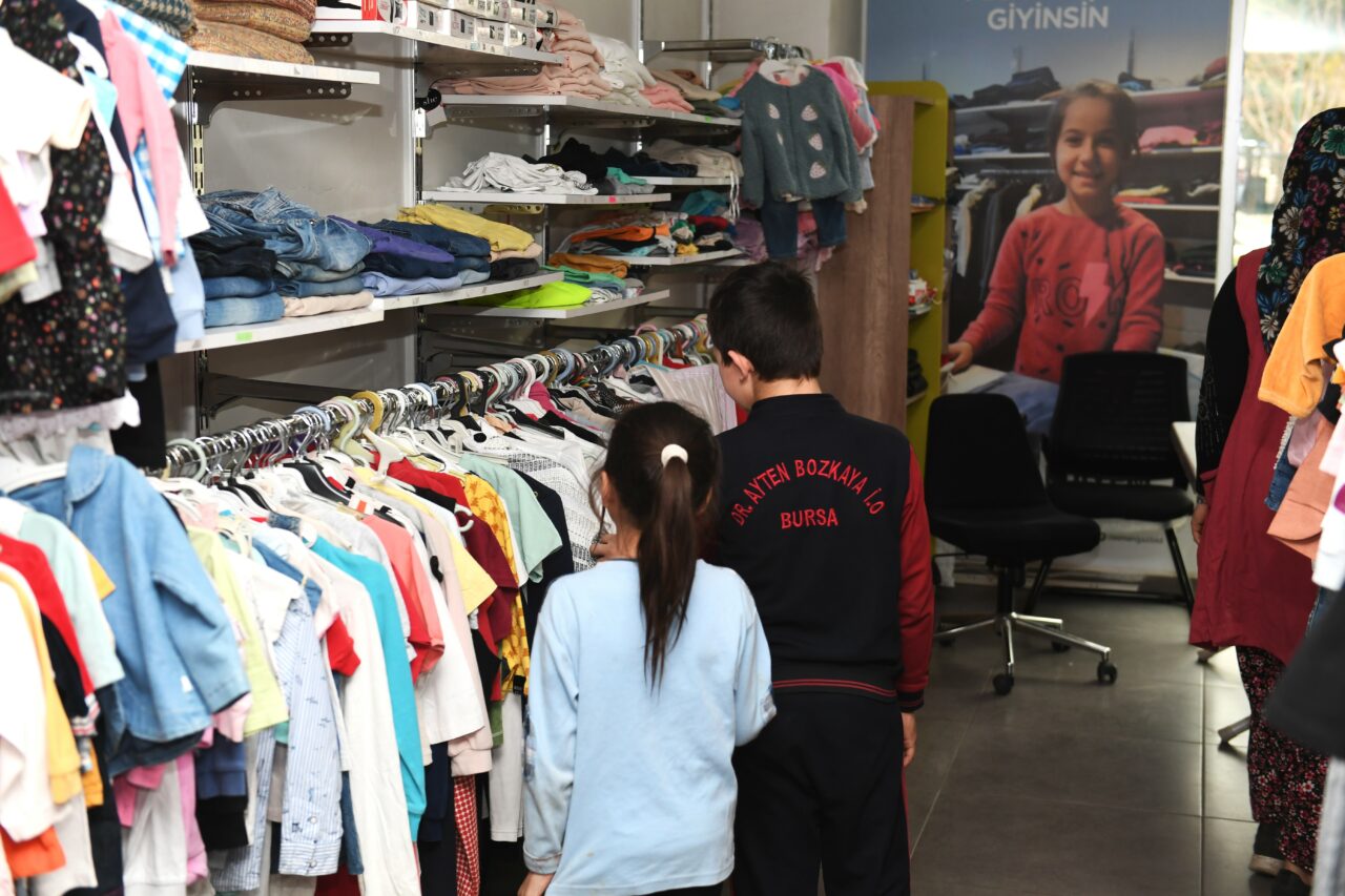 Bursa’da çocukların bayramlıkları Osmangazi Belediyesi’nden