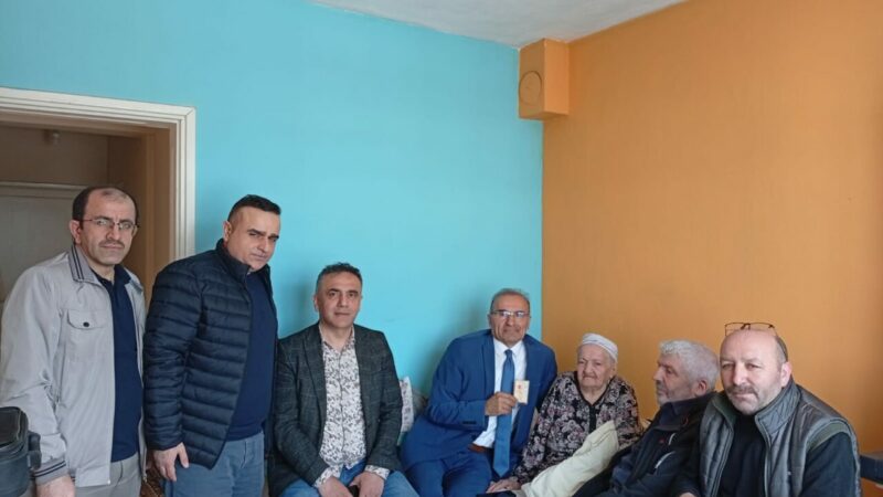 Yıldırım İlçe Nüfus Müdürü Zekeriya Alkan’dan anlamlı hareket Yıldırım İlçe Nüfus Müdürü Zekeriya Alkan, "Yaşlılara Saygı Haftası" kapsamında,