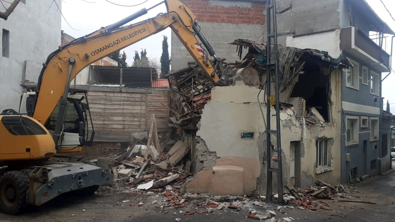 Bursa’da tehlike saçan binaya yıkım