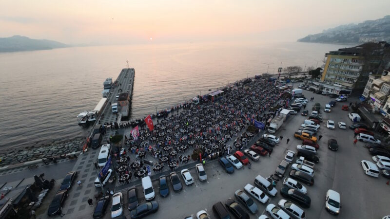 Bursa’nın o ilçesinde 3 bin kişilik iftar sofrası Bursa Büyükşehir Belediyesi’nin Gemlik ilçesinde düzenlediği iftar programında yaklaşık 3