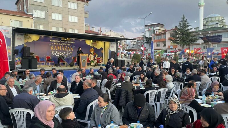 Bursa Büyükşehir’in iftar sofrası Harmancık’ta kuruldu Ramazan ayını 17 ilçede düzenlenen iftar programlarıyla şenlendiren Bursa Büyükşehir