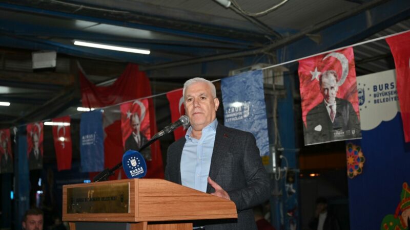 Başkan Bozbey: ‘Belediyelerimizi yasalara uygun bir şekilde yönetiyoruz” Bursa Büyükşehir Belediyesi’nin Karacabey’de düzenlediği iftar programında binlerce vatandaş aynı