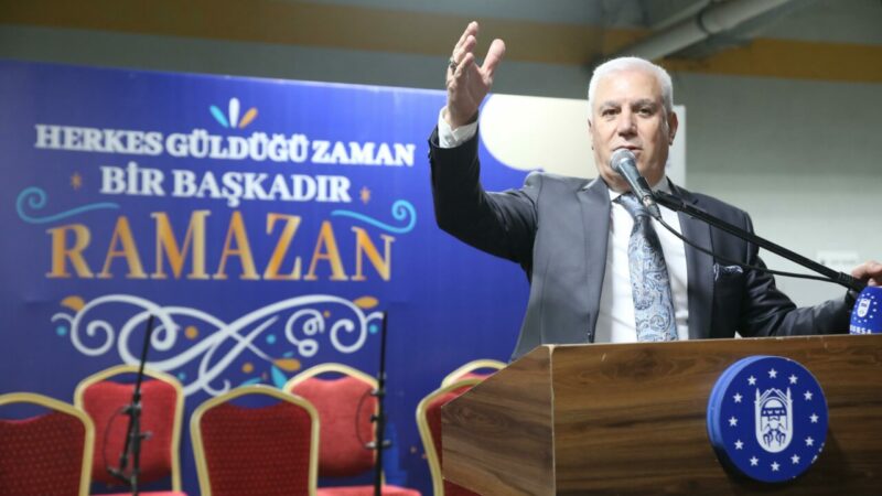 Bursa Büyükşehir Belediye Başkanı Mustafa Bozbey, Yunuseli Mahallesi’nde düzenlenen iftar