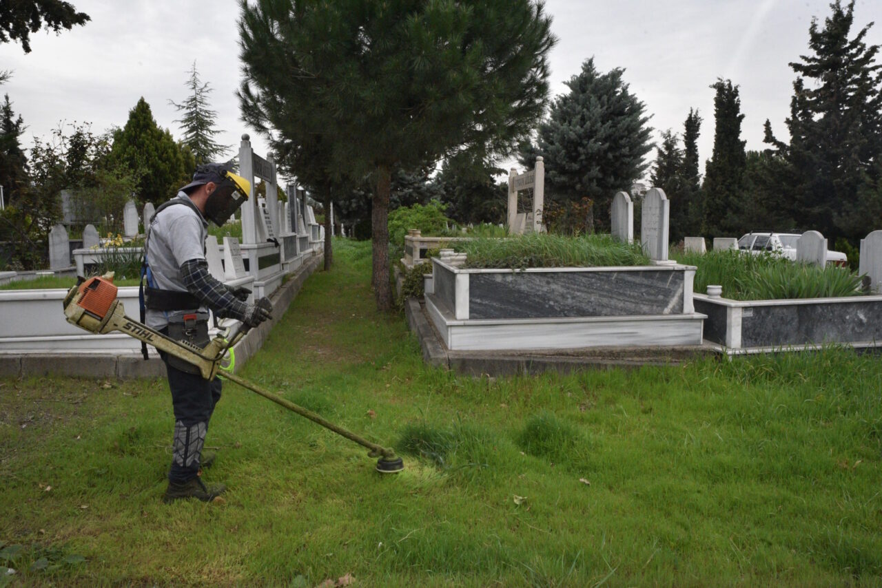 Bursa’da mezarlıklar bayrama hazır