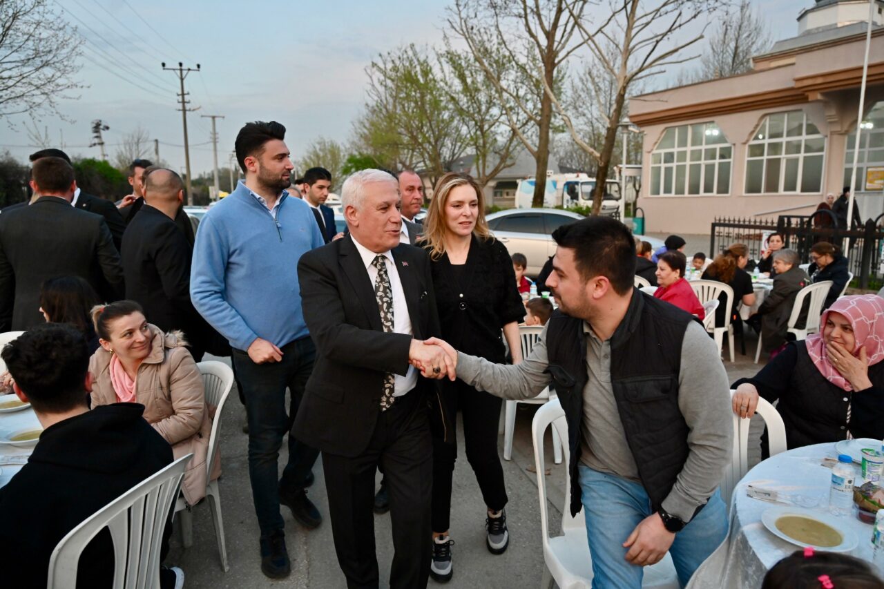 Başkan Mustafa Bozbey doğduğu mahallede iftara katıldı