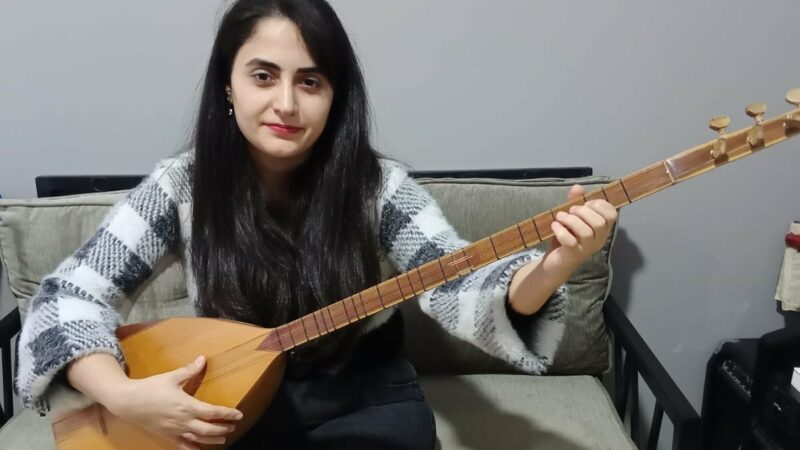 Müzik öğretmeni Hatice Seher Tanrıverdi'nin 10 parmağında 10 marifet var...
