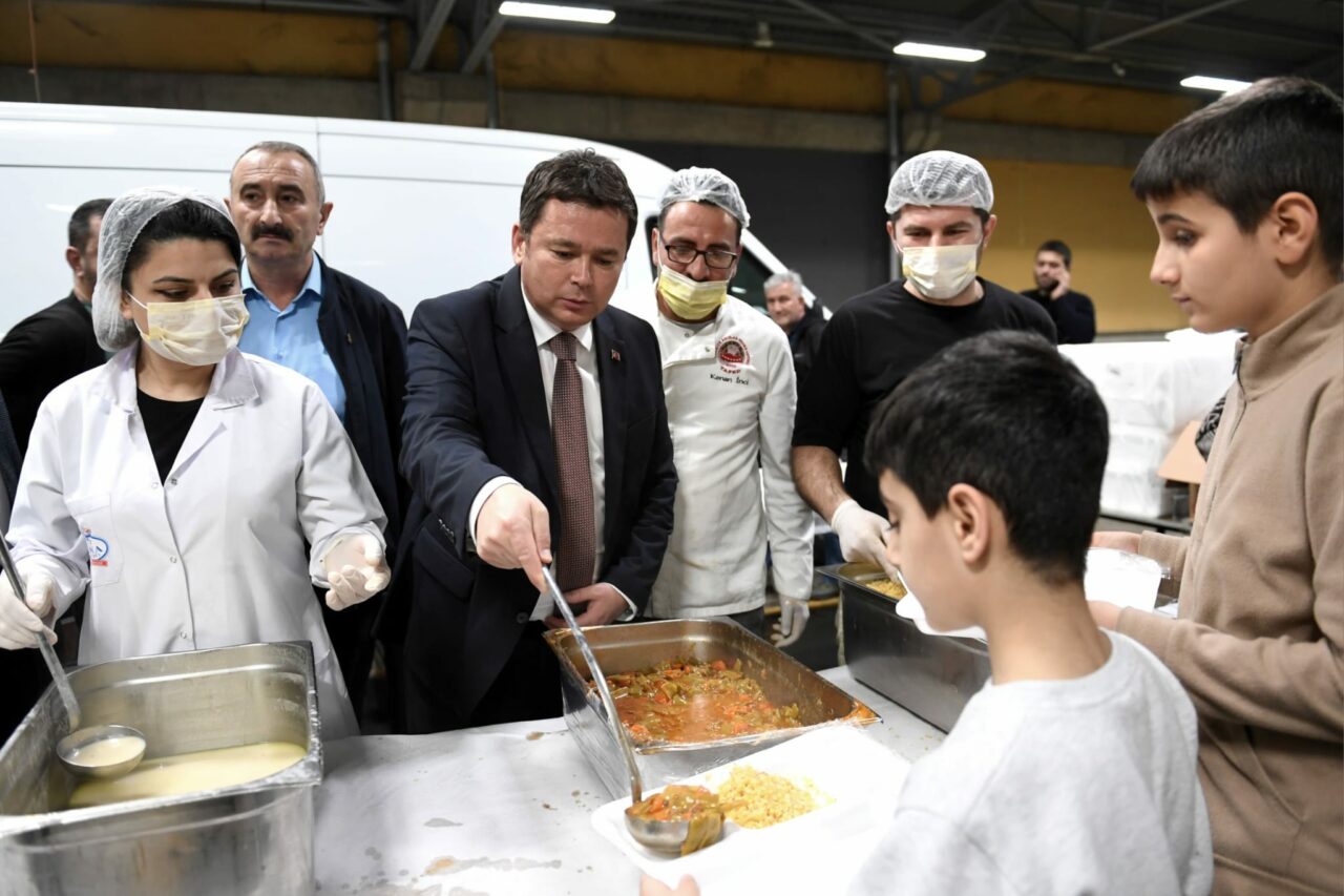 Başkan Aydın bin kişiyle aynı anda iftar açtı