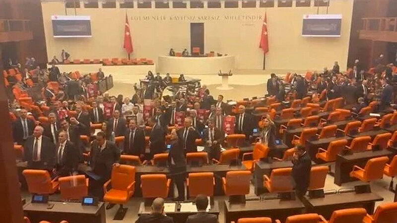 Meclis Genel Kurulu'nda CHP'li milletvekilleri Ekrem İmamoğlu'nun tutuklanmasını protesto etti.