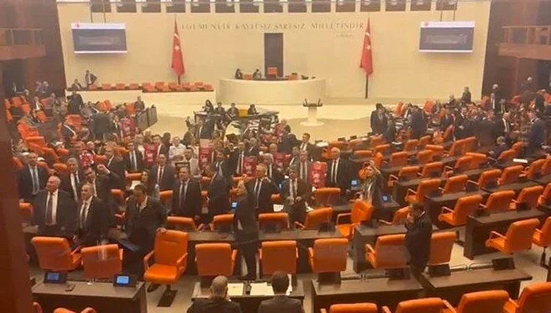 CHP’lilerden Meclis’te İmamoğlu eylemi CHP’lilerden Meclis’te İmamoğlu eylemi