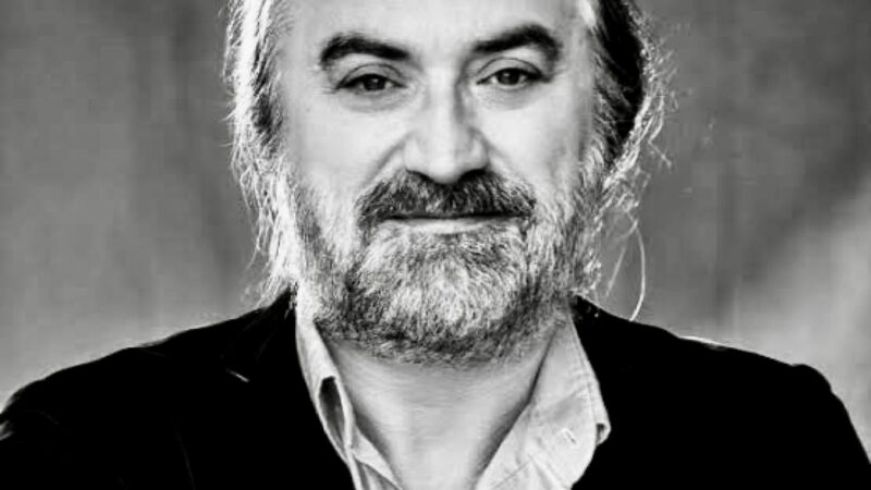 Ünlü şarkıcı Volkan Konak hayatını kaybetti.