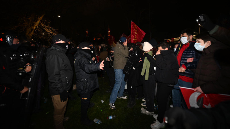 Bakan Yerlikaya: Gösterilerde 16 polis yaralandı