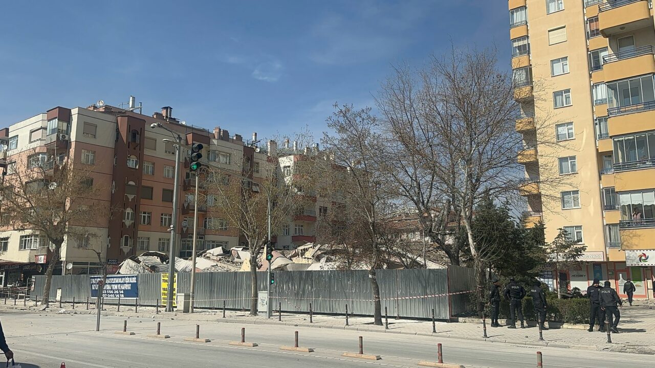 6 katlı bina çöktü