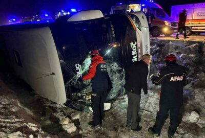 Yolcu otobüsü devrildi: 20 yaralı