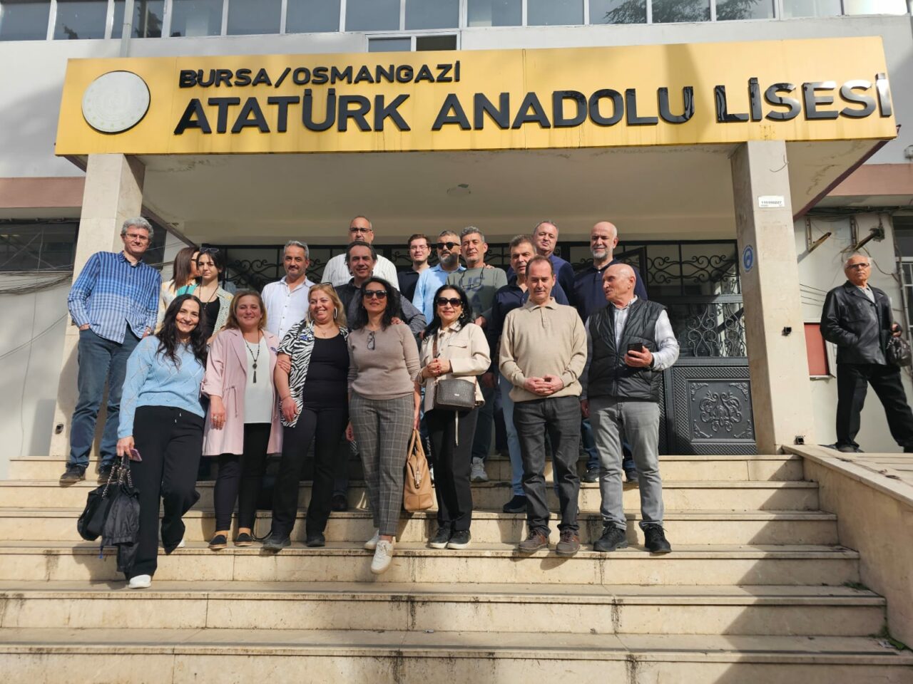 Yıkımı beklenen Bursa Atatürk Lisesi’nde 36 yıl sonra hasret giderdiler