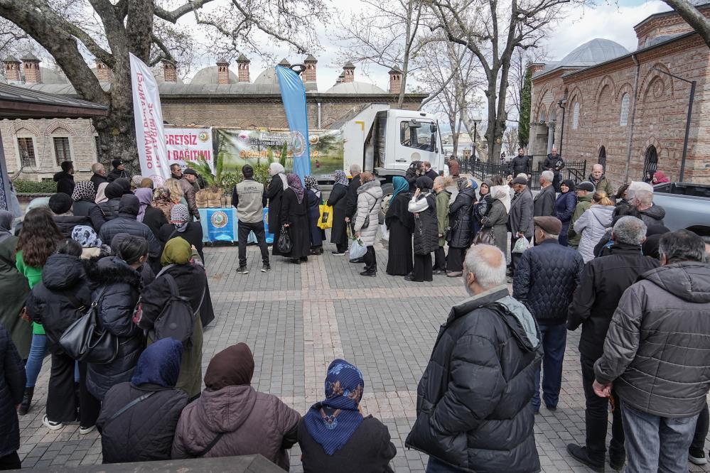 Bursa’da ücretsiz dağıtıma uzun kuyruk oluştu