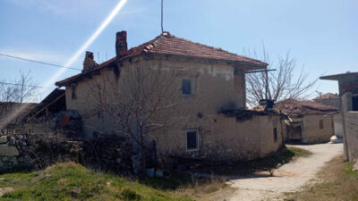 Babasını sopayla dövüp, başını taşla ezerek öldürdü