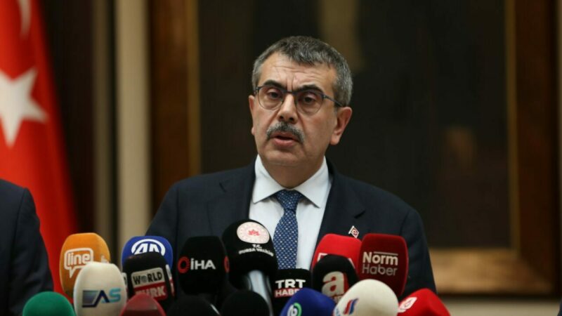 Bakan Tekin’den Bursa’da ‘Eğitim-Sen’ açıklaması: Hukuki adımları atarız Milli Eğitim Bakanı Yusuf Tekin, Eğitim-Sen üyesi bazı akademisyenlerin derslere