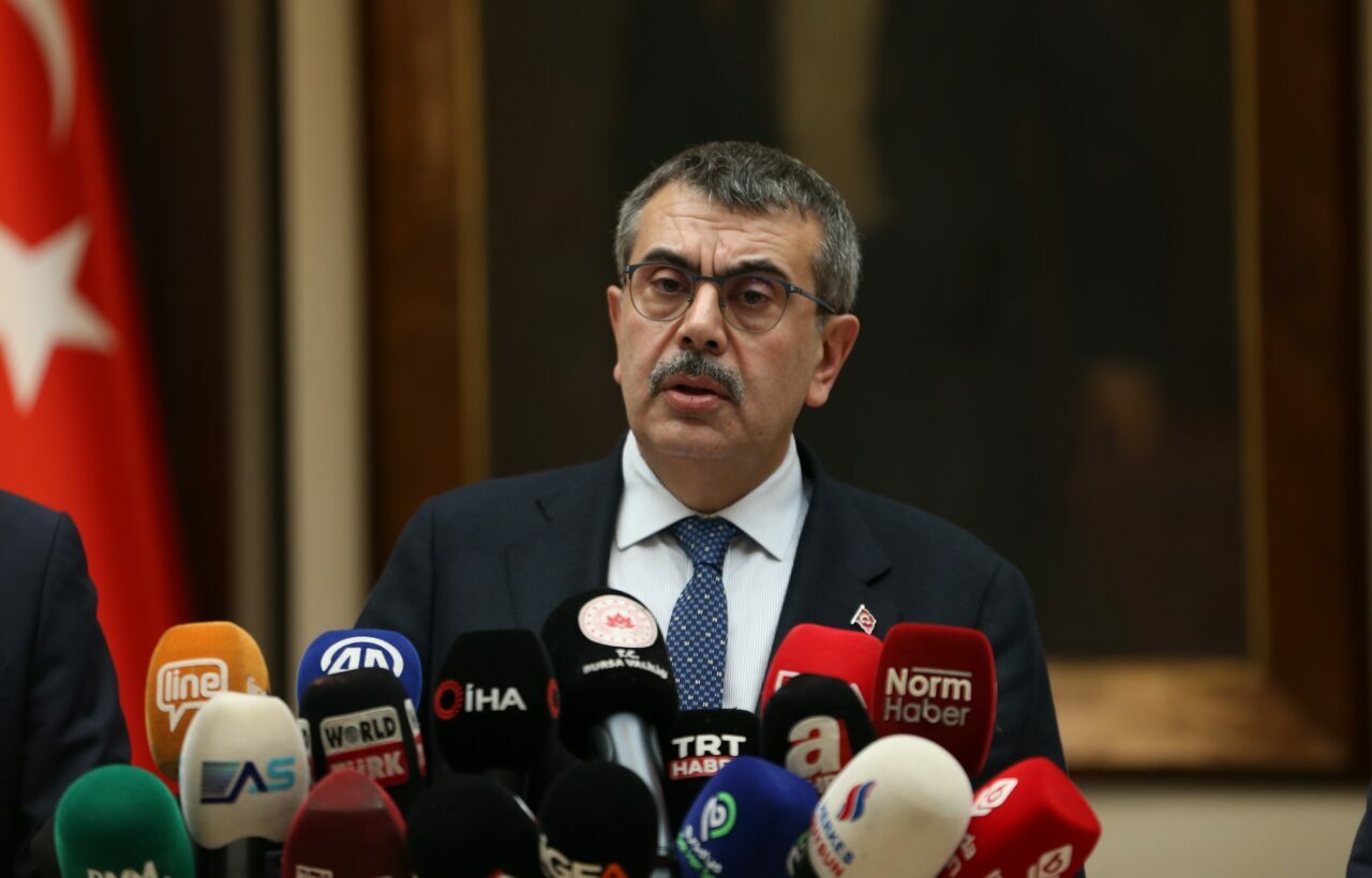 Bakan Tekin’den Bursa’da ‘Eğitim-Sen’ açıklaması: Hukuki adımları atarız Bakan Tekin’den Bursa’da ‘Eğitim-Sen’ açıklaması: Hukuki adımları atarız