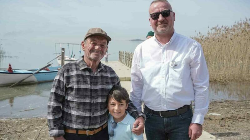 Başkan Karabatı’dan Adem amca ve Yaren leyleğe ziyaret Balıkçı Adem Yılmaz ile kurduğu dostluk hikayesiyle milyonların gönlüne taht