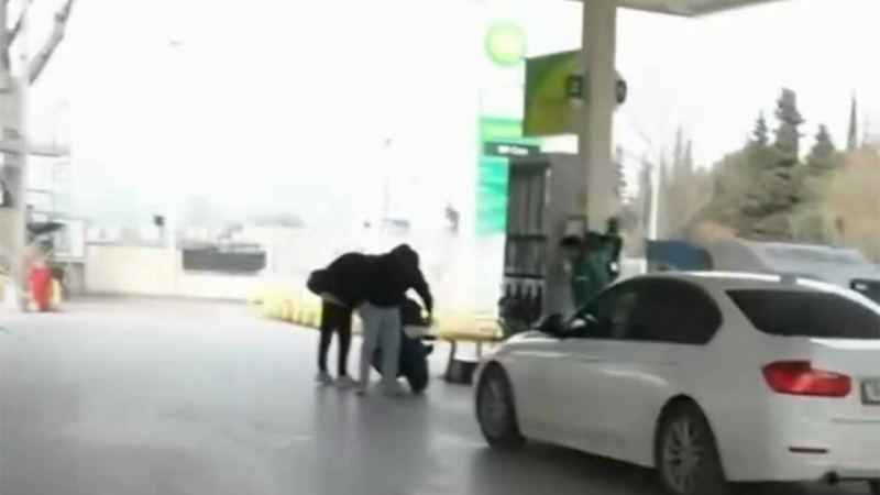 Bursa’da yakalandıkları polisle hatıra fotoğrafı çektirdiler