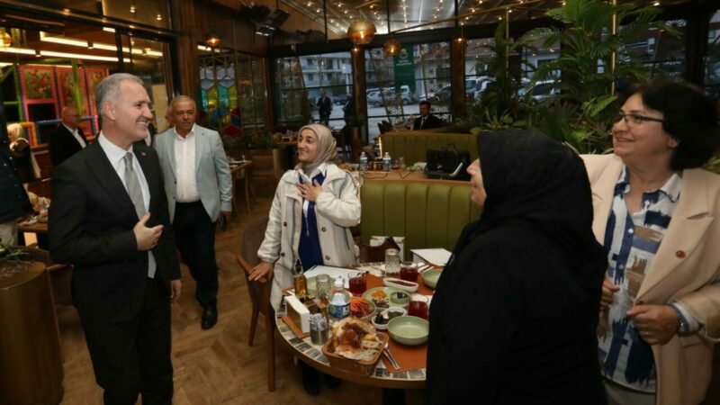 İnegöl Belediyesi’nin düzenlediği iftarda kurum müdürleri ve 116 mahalle muhtarıyla