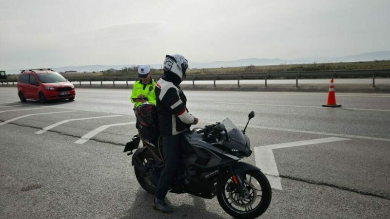 Bursa Karacabey’de motosiklet sürücüleri denetlendi Bursa'nın Karacabey ilçesinde polis ekipleri motosiklet sürücülerini denetledi.