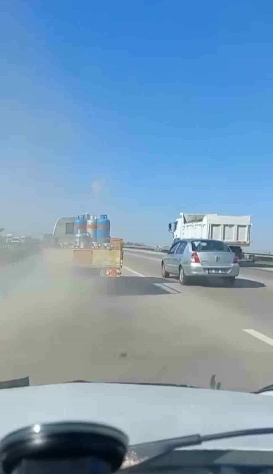 Bursa otobanında facianın eşiğinden dönüldü: Korkulu anlar kamerada Bursa otobanında facianın eşiğinden dönüldü: Korkulu anlar kamerada