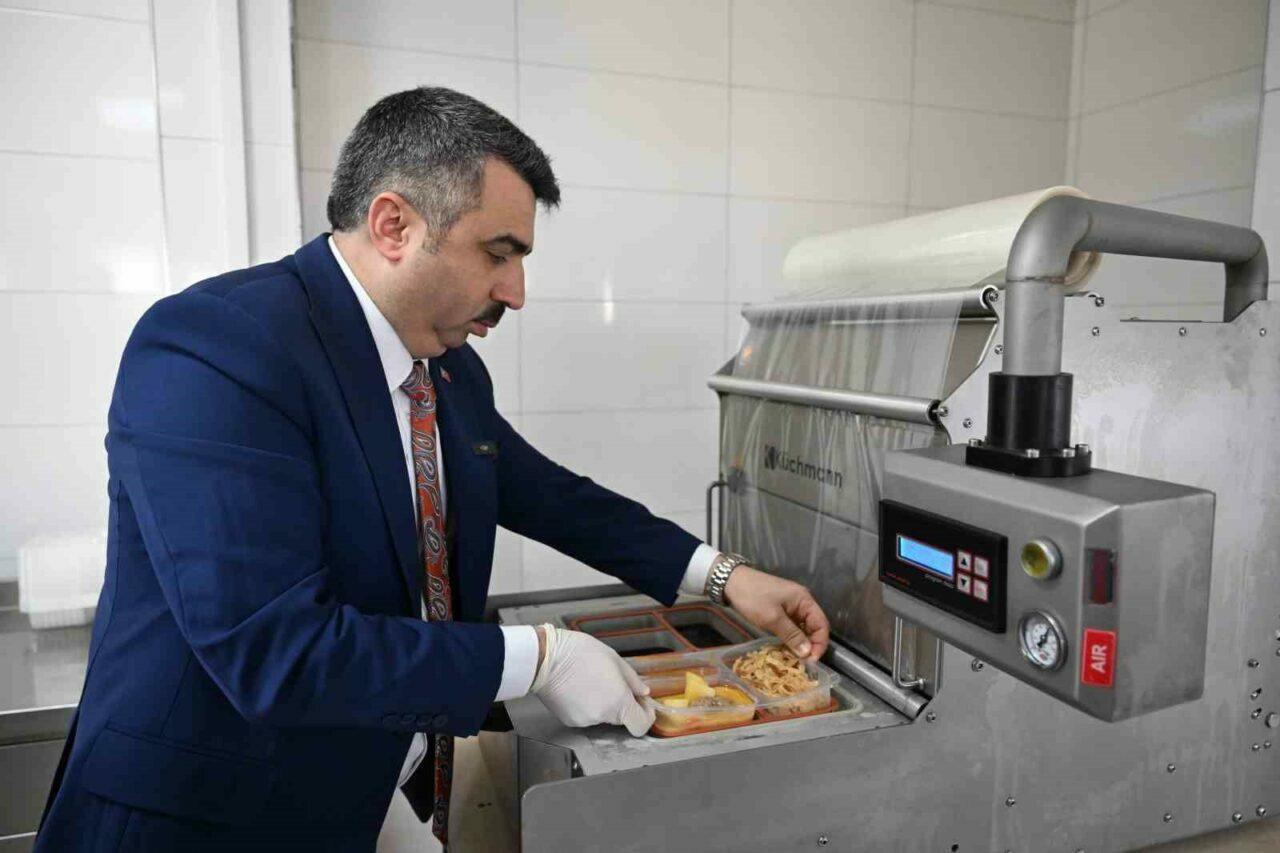 Bursa Yıldırım’da gönüller de sofralar da bir! İhtiyaç sahiplerine sıcak yemek