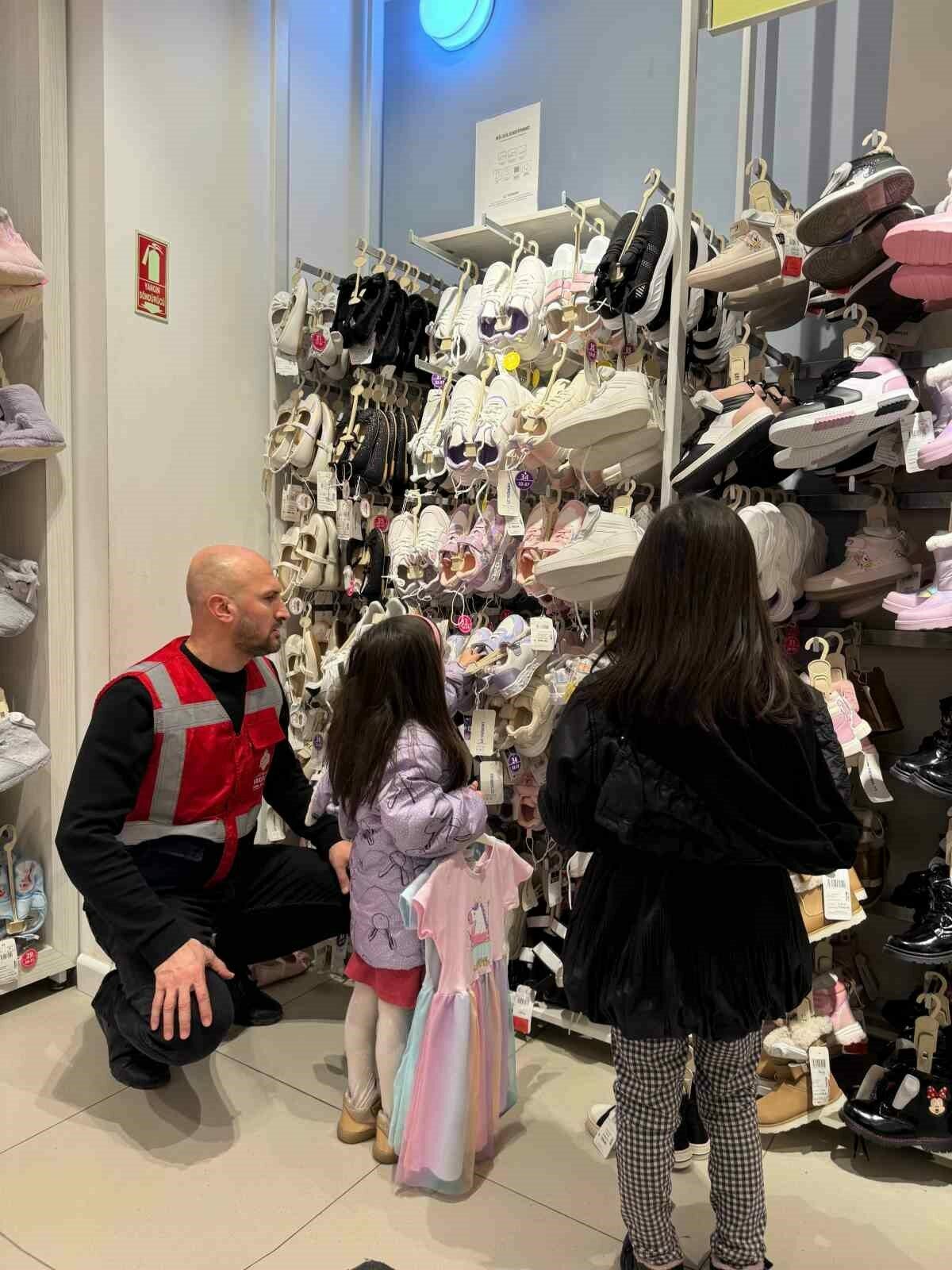 Bursa’da 776 öksüz ve yetim çocuğa bayram sevinci