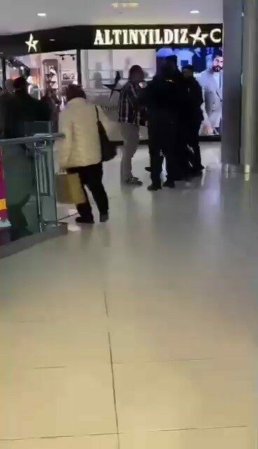 Bursa’da AVM kavgası kamerada!