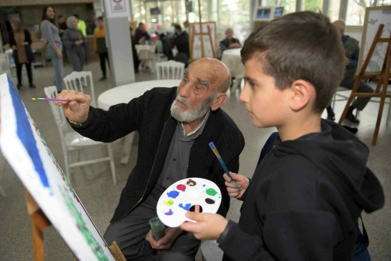 Bursa’da çocuklarla huzurevi sakinleri buluşuyor: Şimdi de dedelere resim dersi