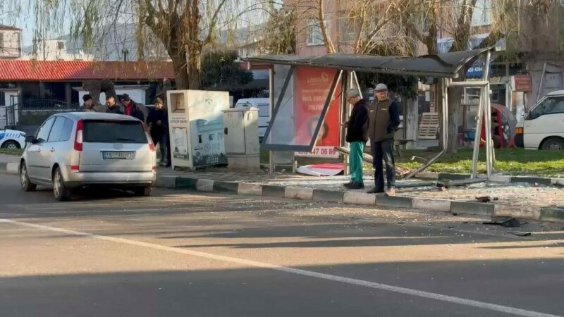 Bursa’da facia ucuz atlatıldı Bursa’nın İznik ilçesinde direksiyon hakimiyetini kaybeden otomobil sürücüsü otobüs durağına