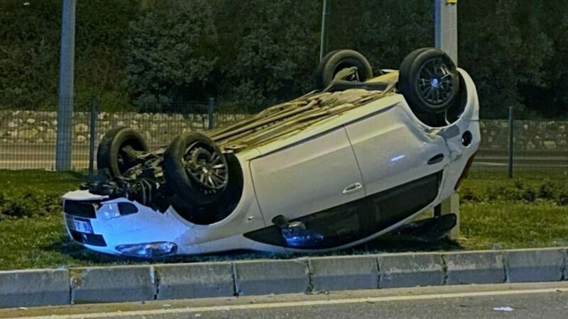 Bursa’da feci kaza: Böyle takla attı… Bursa’nın Mudanya ilçesinde orta refüje çarpıp takla atan otomobildeki 2