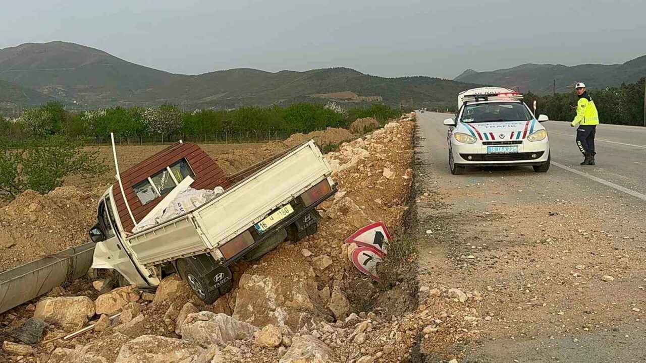 Bursa’da feci kaza: Kamyonet şarampole uçtu