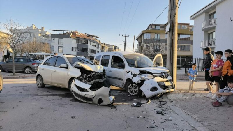 Bursa'nın İnegöl ilçesinde hafif ticari araç ile otomobilin çarpıştığı kazada