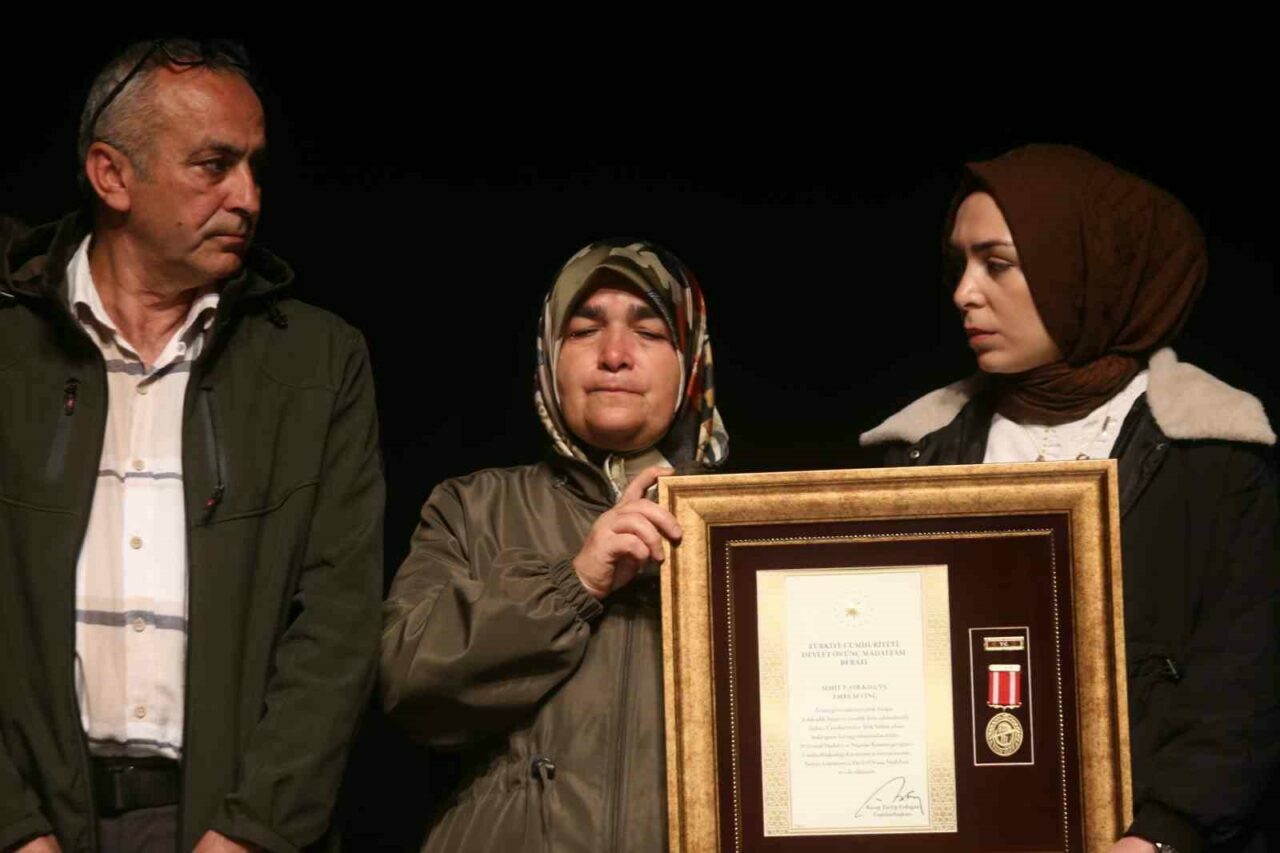 Bursa’da gazi ve şehit yakınlarına iftihar madalyaları verildi Bursa’da gazi ve şehit yakınlarına iftihar madalyaları verildi