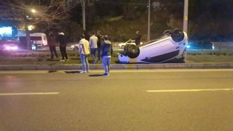 Bursa'nın Mudanya ilçesinde refüje devrilen otomobildeki 2 kişi yaralandı.