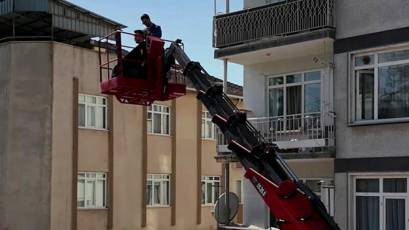 Bursa'nın İnegöl ilçesinde erkek kuaförü Ziya Acar (31), müşterisi ile
