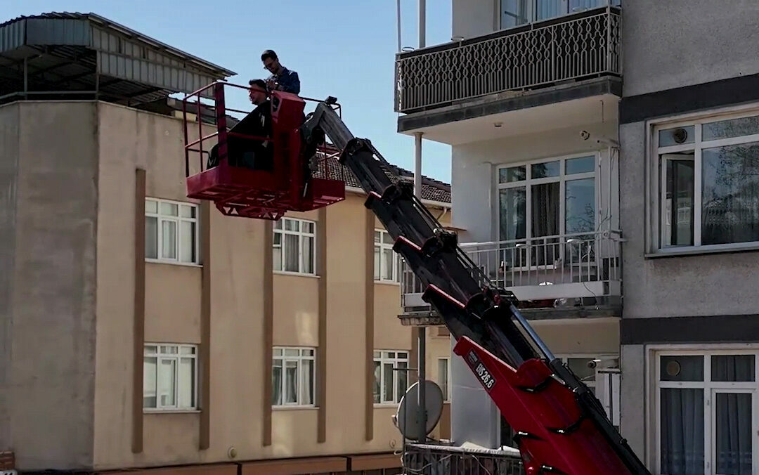Bursa’da görülmemiş olay! Vinç sepetinde saç tıraşı yaptı