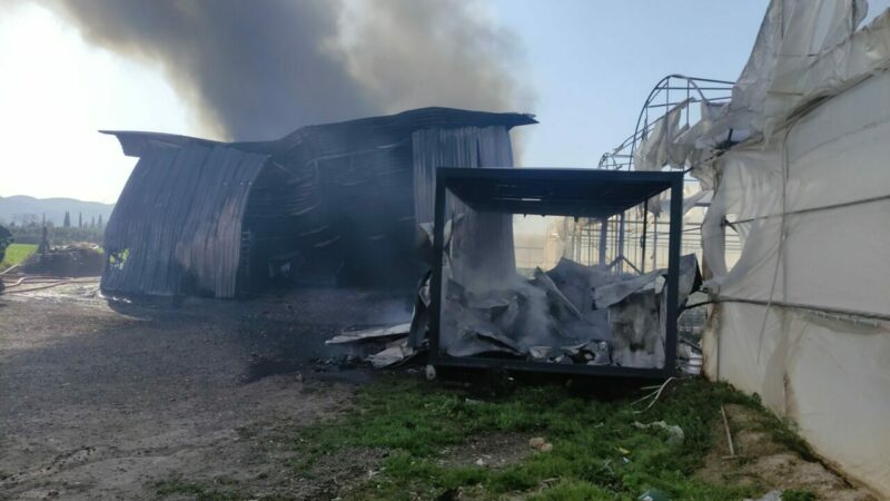 Bursa’da gül serasında yangın Bursa’nın Orhangazi ilçesinde, gül serasının paketleme bölümünde çıkan yangın, itfaiye