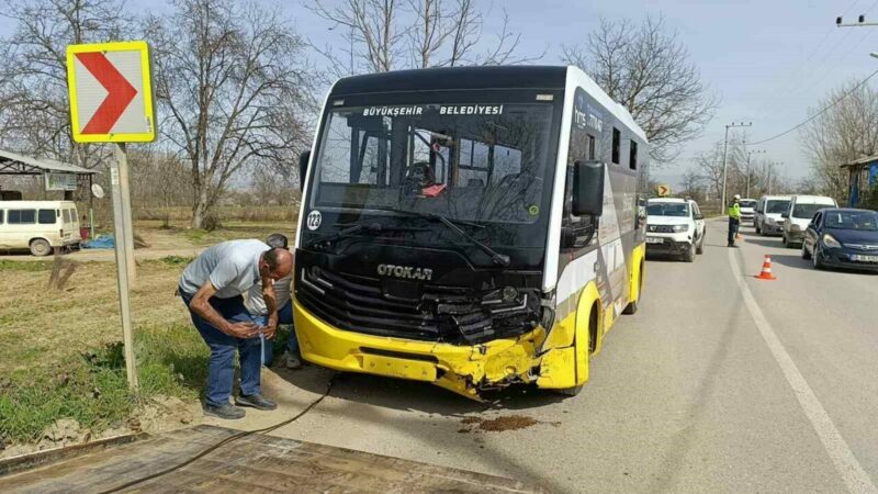 Bursa’nın İnegöl ilçesinde halk otobüsü ile hafif ticari aracın kafa