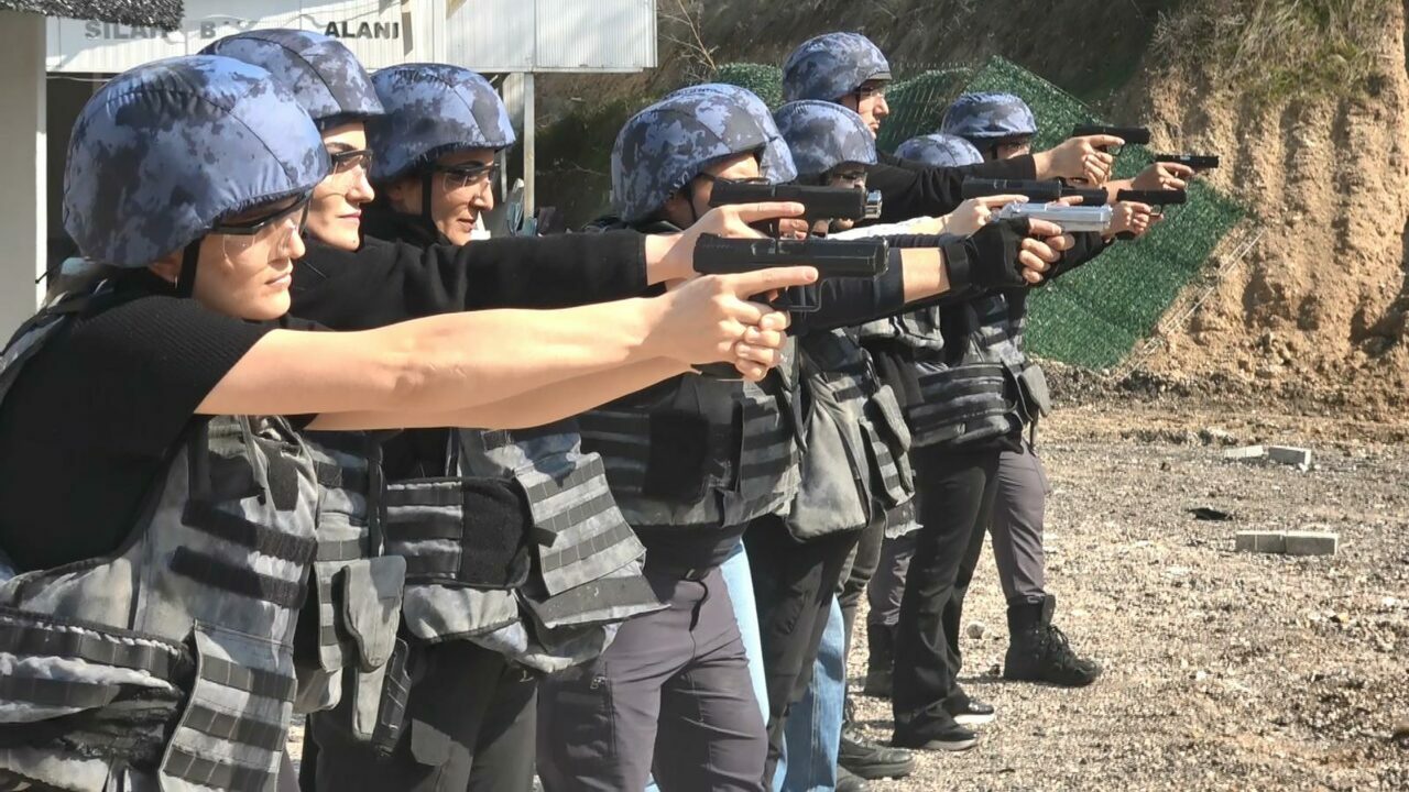 Bursa’da kadın polislerden tam isabet