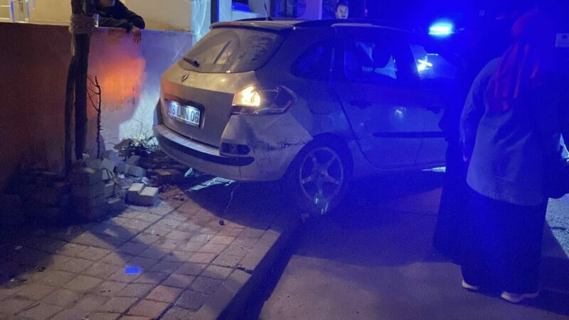 Bursa'nın İnegöl ilçesinde, hafif ticari araç ile otomobilin çarpıştığı kazada