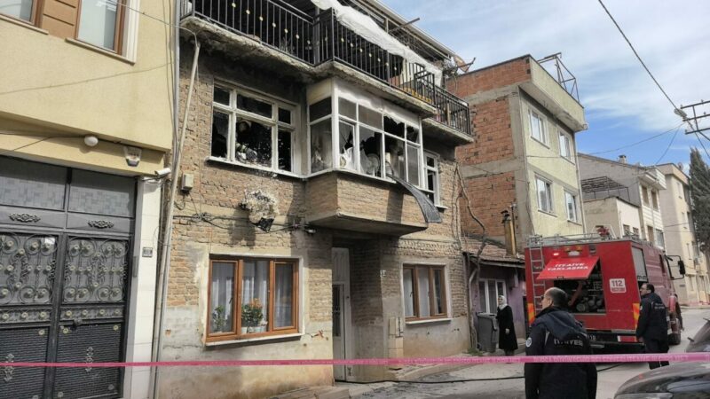 Bursa’nın İnegöl ilçesinde 2 katlı bir binanın üst katındaki daire,