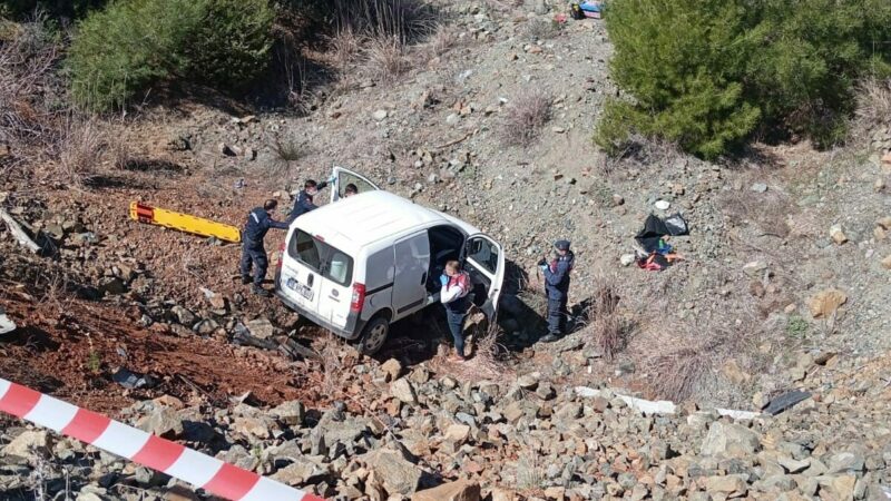 Bursa'da uçuruma yuvarlanan hafif ticari araçtaki 1 kişi hayatını kaybetti.