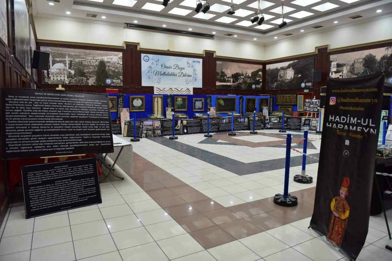 Bursa’da kutsal emanetler sergilendi Bursa’da kutsal emanetler sergilendi