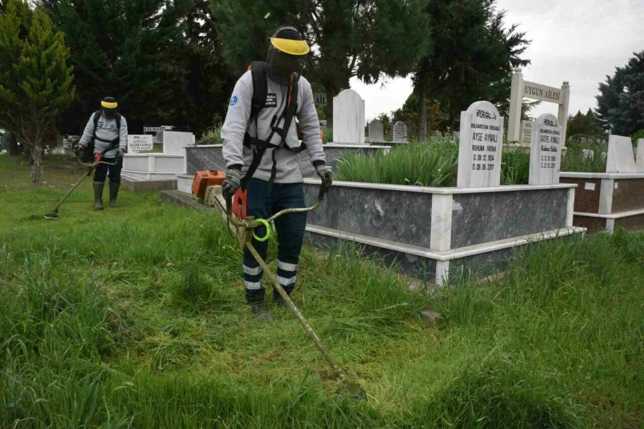 Bursa’da mezarlık ve camiler bayrama hazır