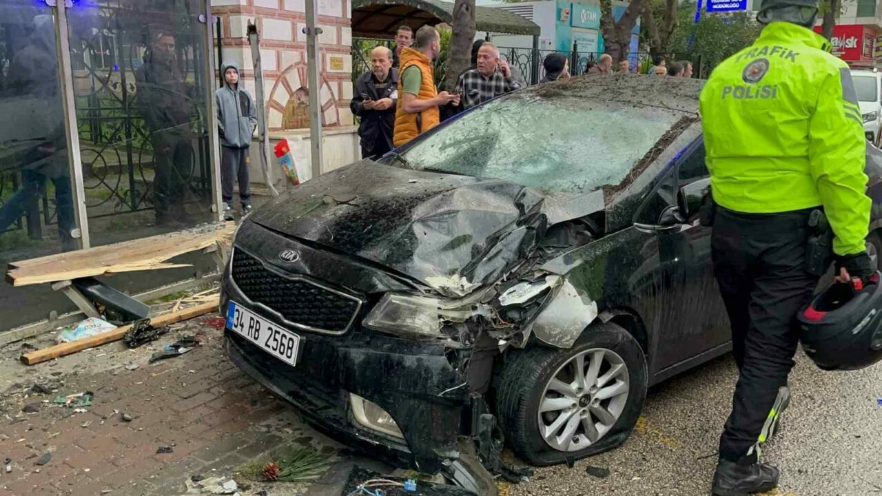 Bursa’da otomobil, otobüs durağına daldı! Çok sayıda yaralı var