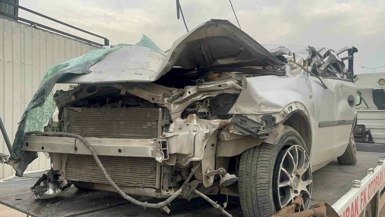 Bursa’da otomobil TIR’ın altına girdi