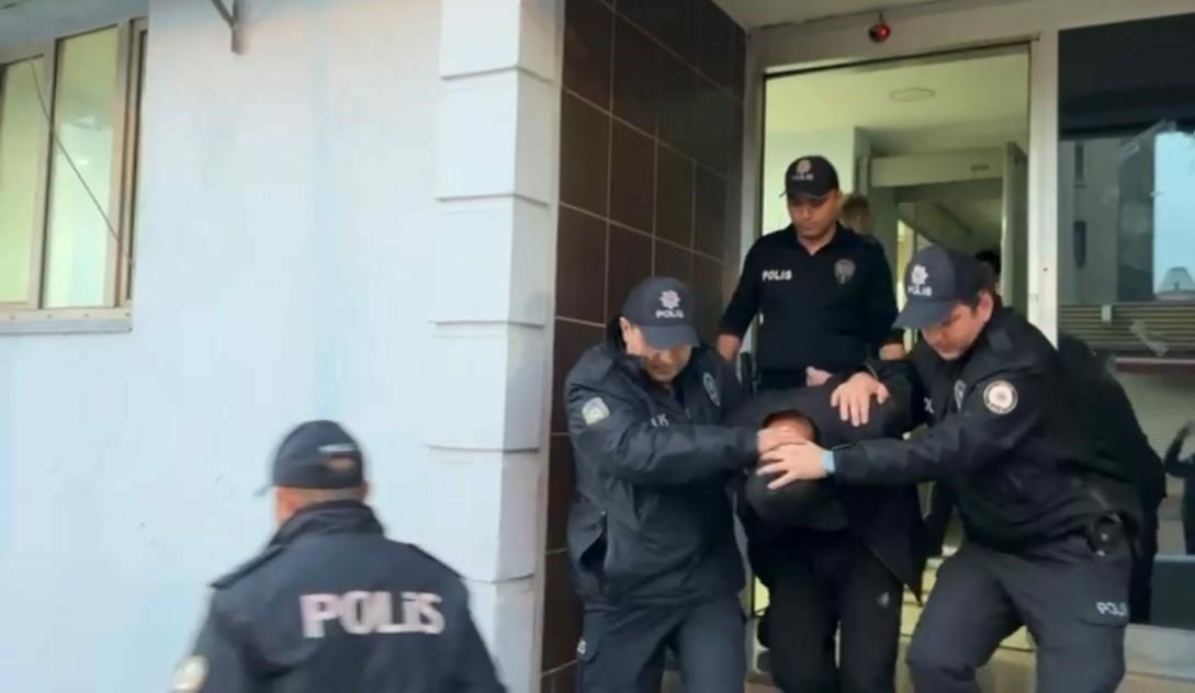 Bursa’da polisin baskın düzenlediği evden bakın neler çıktı Bursa’da polisin baskın düzenlediği evden bakın neler çıktı